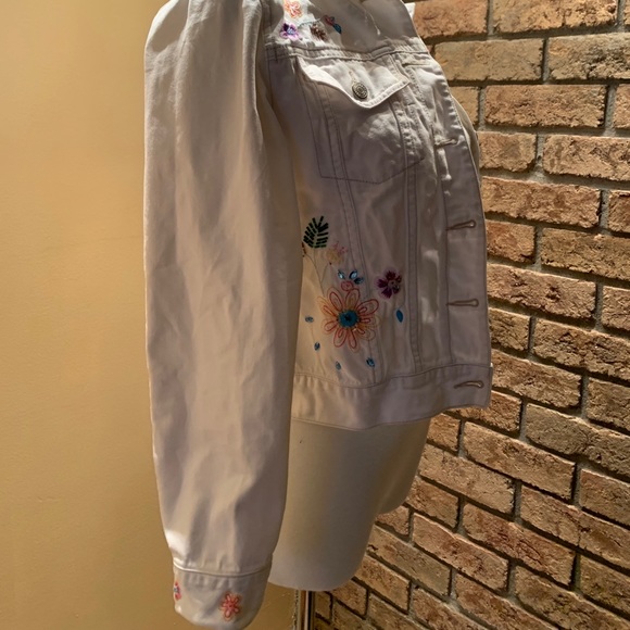 Gap white jean jacket with floral designs - Picture 2 of 5
